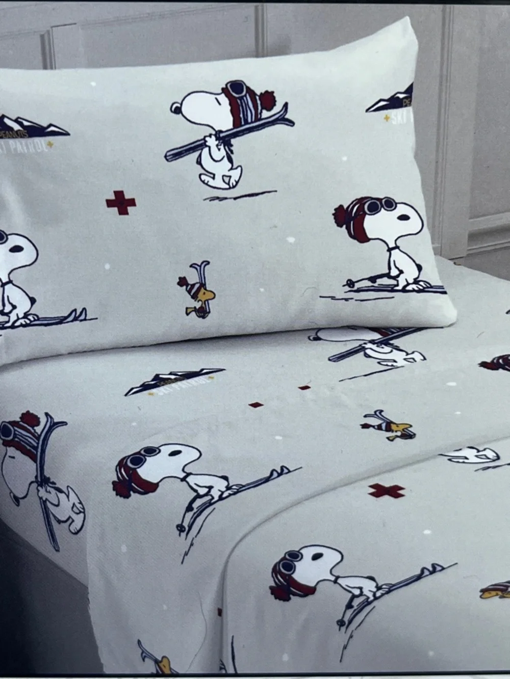 Peanuts Snoopy Ski Print in light gray Sheet Set